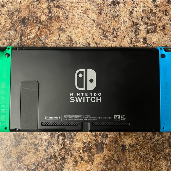 SOLD//Nintendo switch (v1.0) + 5 games + joycons + more - Picture 2 of 5